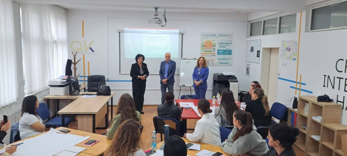 Drejtoresha Zymberi viziton studentët e nivelit të V-të nivelit “Asistent për fëmijë/nxënës me nevoja të veçanta arsimore”